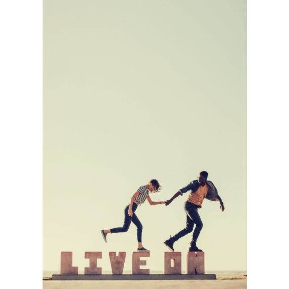 fotoplakat af par der løber glade sammen